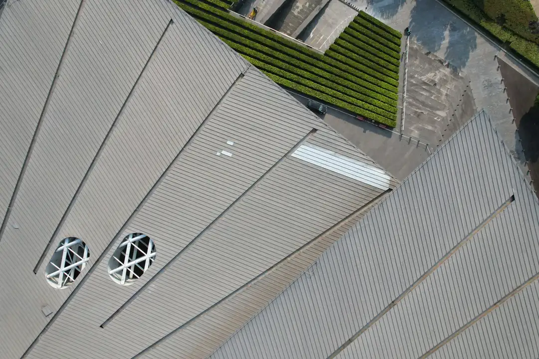 Vue aérienne d'une couverture métallique percée de deux lanterneaux