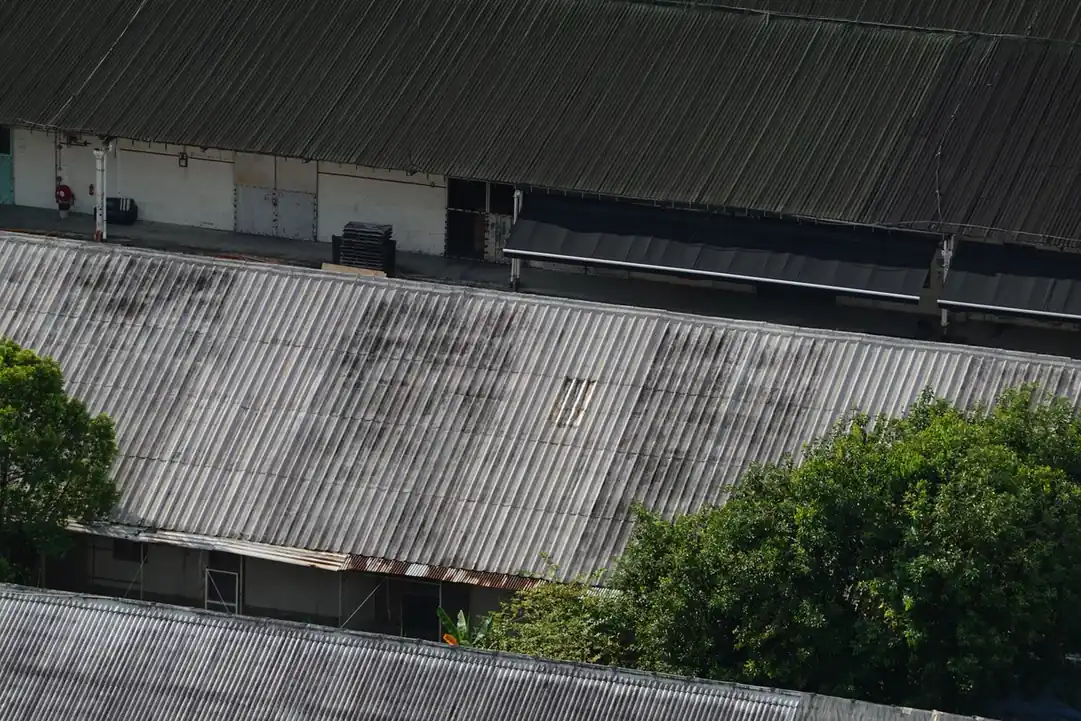 Longue couverture métallique industrielle patinée par les intempéries