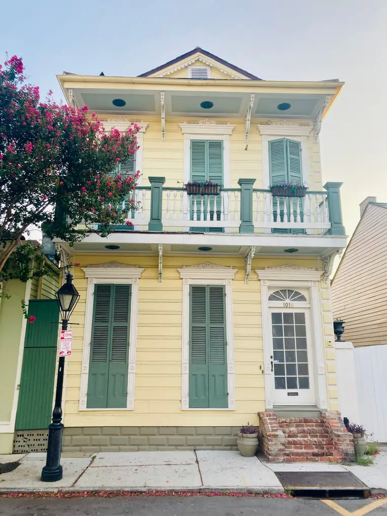 Maison créole jaune à galerie et persiennes, façade sur rue