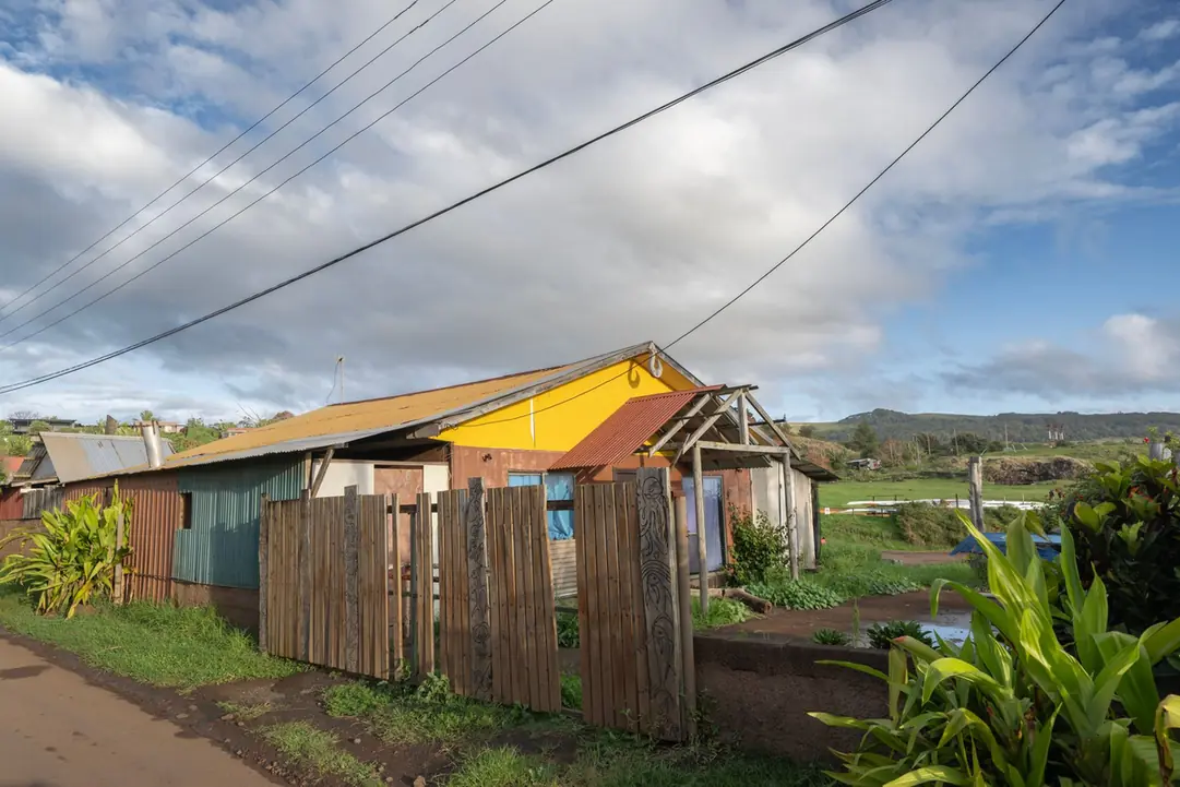 Constructions rurales couvertes en tôle sous des lignes électriques