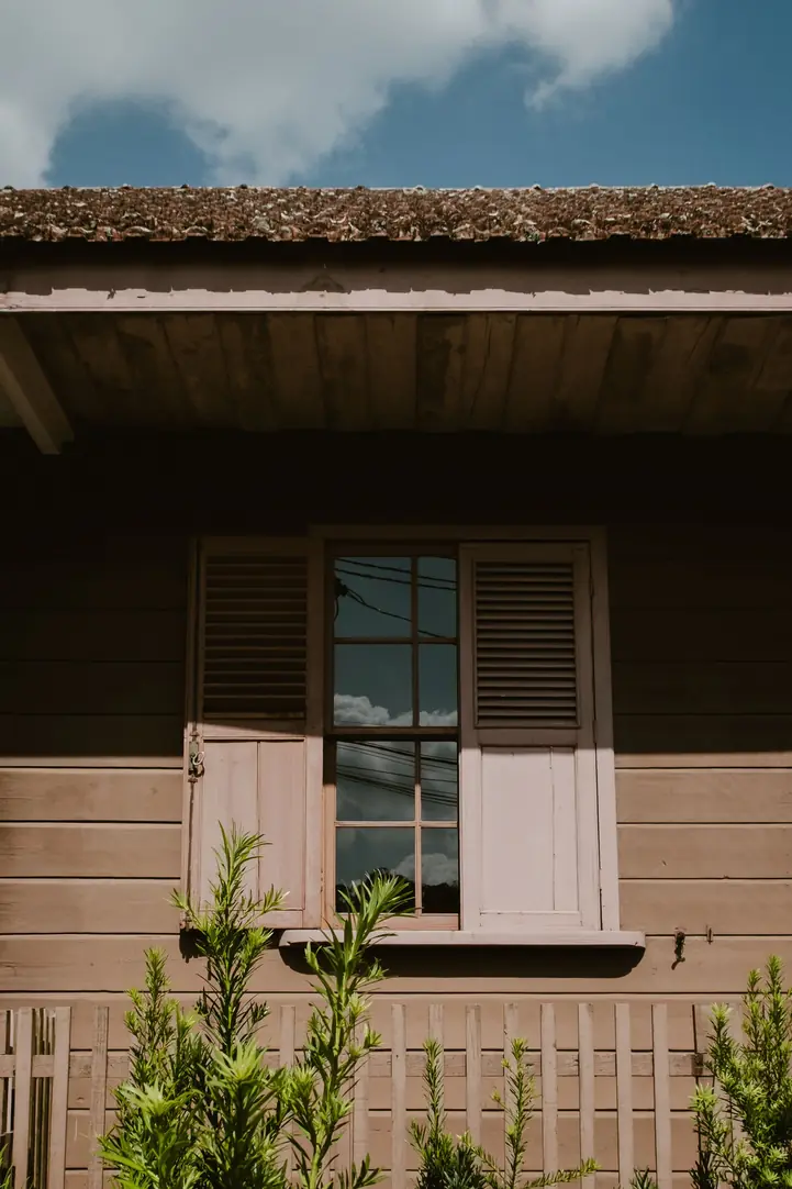 Débord de toiture et sous-face en bois d'une maison ancienne