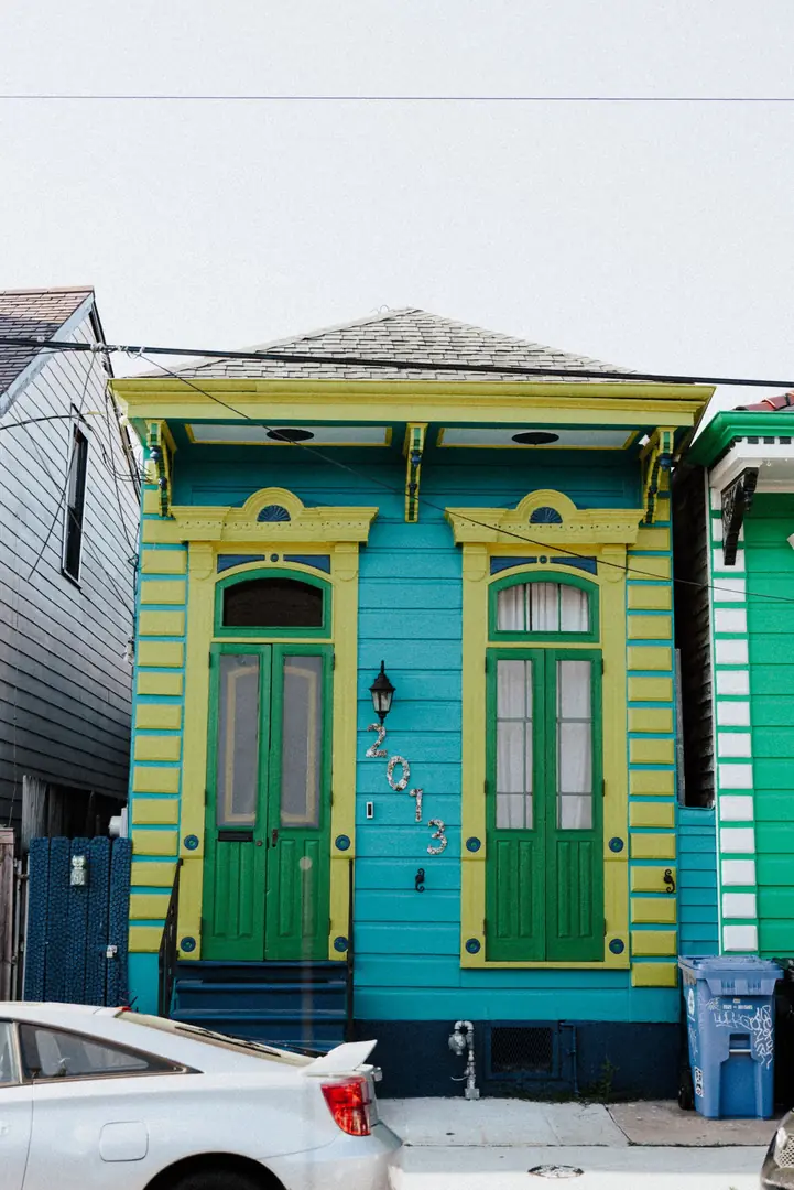 Maisons de bois peintes de couleurs vives le long d'une rue